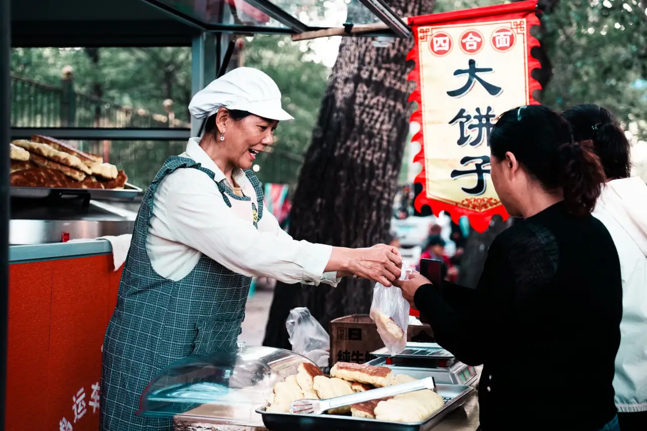 不锈钢与碳钢厨房置物架性能对比及选购指南