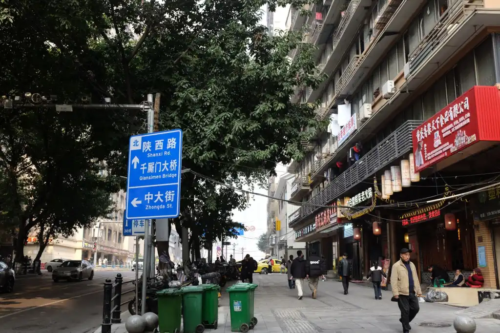 家庭厨房调料架空间利用方案:转角与墙面收纳设计